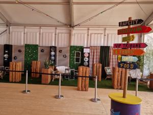 Wegweiser bunt Holz personalisiert zweiseitig 0
